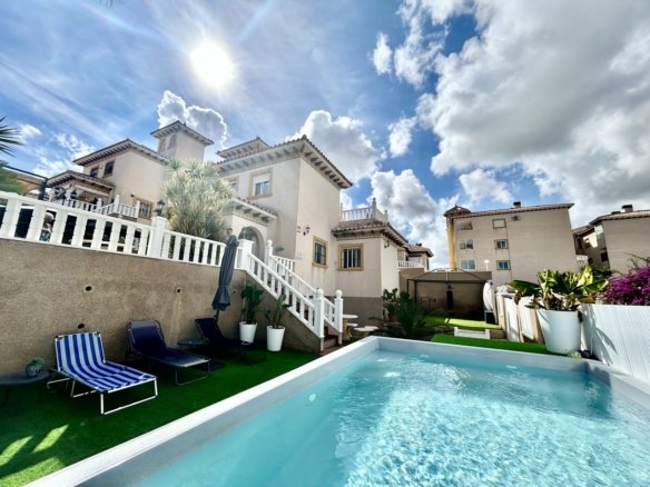 4 Bedroom 3 Bathroom Villa in Villamartin - Caza De Casa