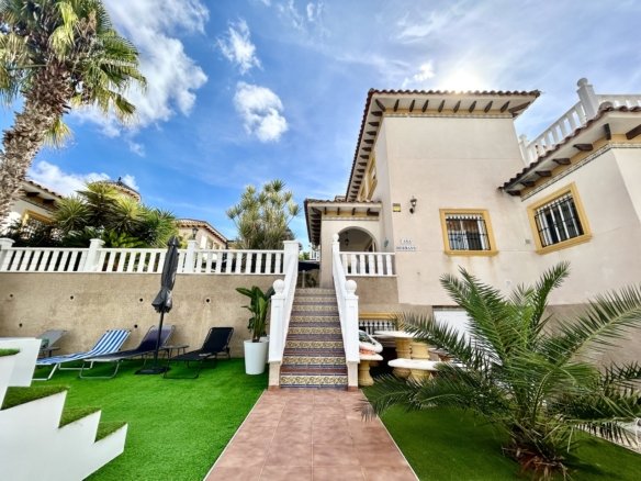 4 Bedroom 3 Bathroom Villa in Villamartin - Caza De Casa