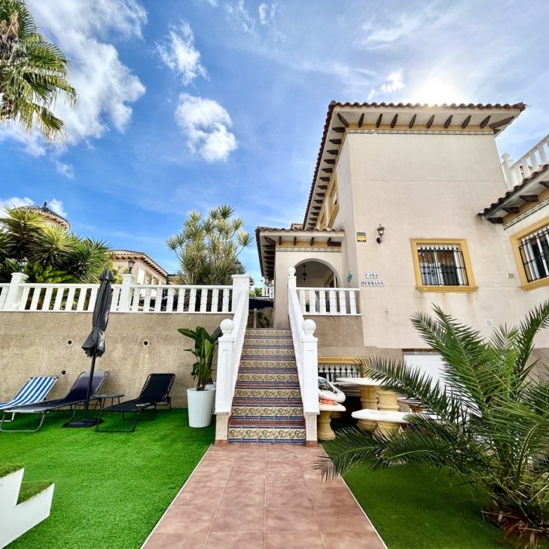 4 Bedroom 3 Bathroom Villa in Villamartin - Caza De Casa
