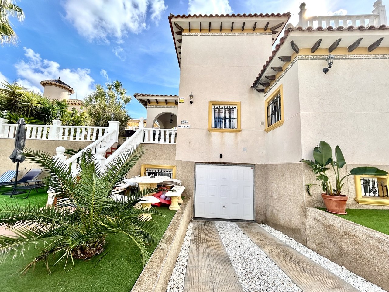 4 Bedroom 3 Bathroom Villa in Villamartin - Caza De Casa