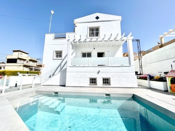 5 Bed 4 Bath Villa in Villamartin - Caza De Casa