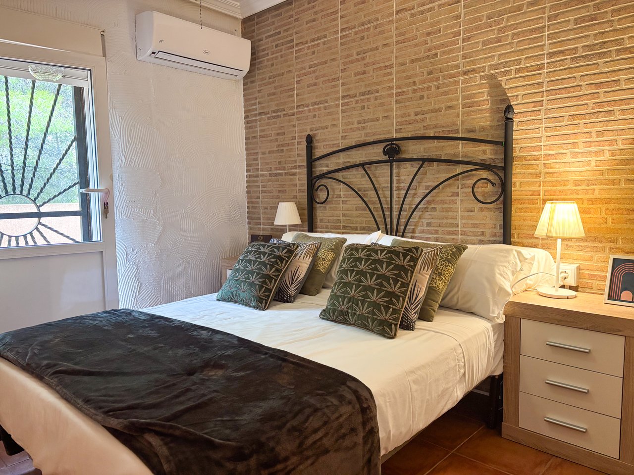 6 Bedroom 4 Bathroom Villa in Jacarilla - Caza De Casa