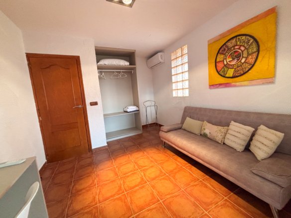 6 Bedroom 4 Bathroom Villa in Jacarilla - Caza De Casa