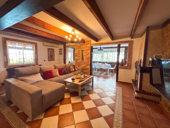 6 Bedroom 4 Bathroom Villa in Jacarilla - Caza De Casa