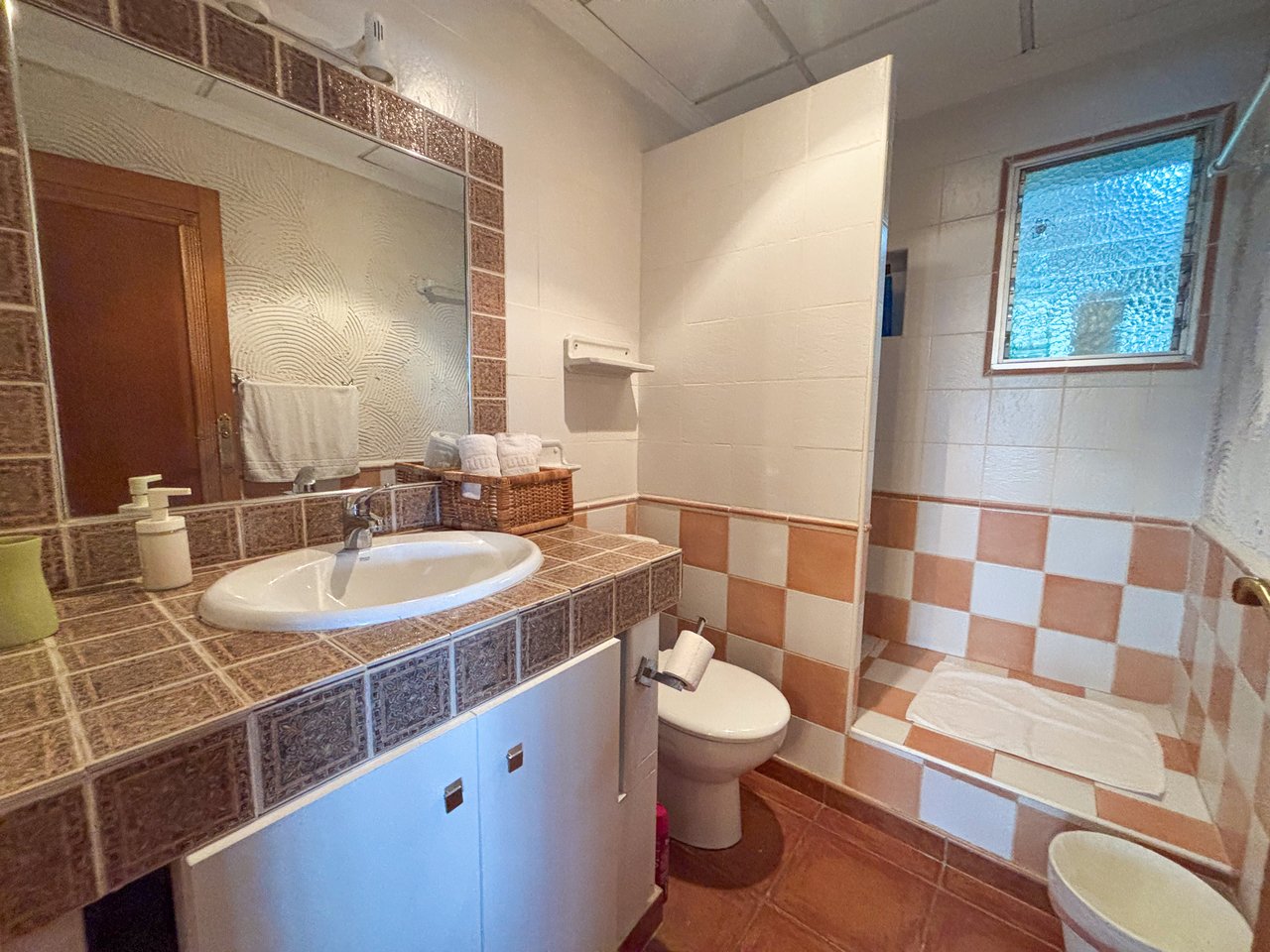 6 Bedroom 4 Bathroom Villa in Jacarilla - Caza De Casa