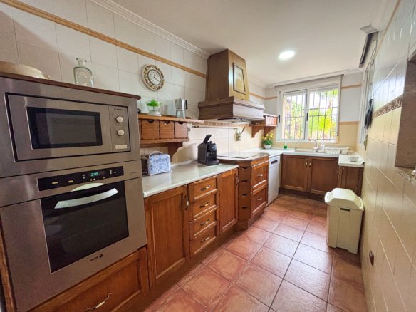 6 Bedroom 4 Bathroom Villa in Jacarilla - Caza De Casa