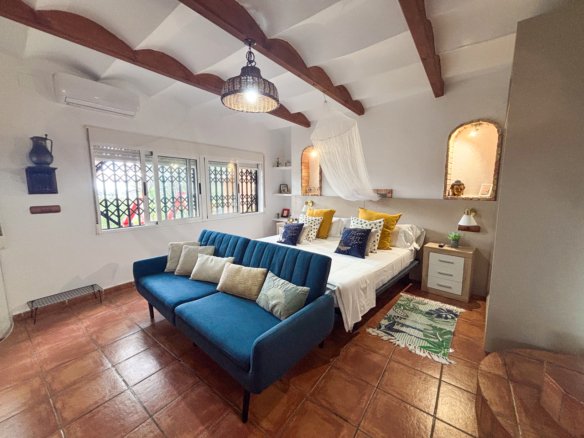 6 Bedroom 4 Bathroom Villa in Jacarilla - Caza De Casa