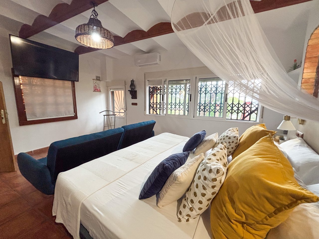 6 Bedroom 4 Bathroom Villa in Jacarilla - Caza De Casa