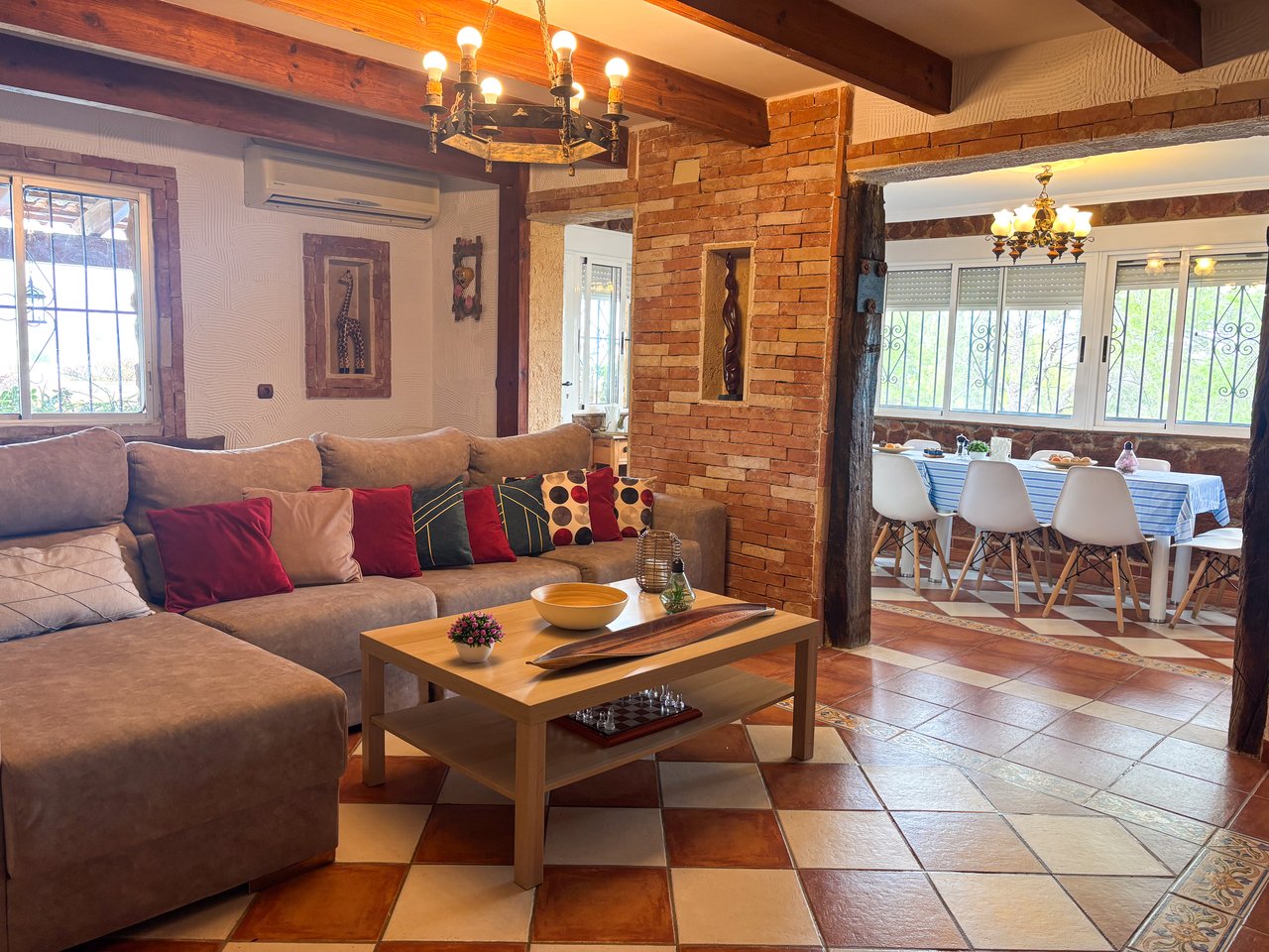 6 Bedroom 4 Bathroom Villa in Jacarilla - Caza De Casa