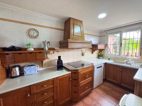 6 Bedroom 4 Bathroom Villa in Jacarilla - Caza De Casa