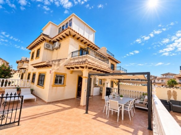 3 Bedroom 3 Bathroom Town House in La Zenia - Caza De Casa