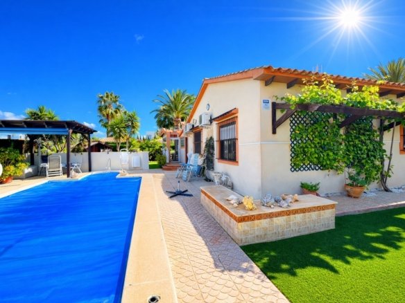 3 Bed 2 Bath Villa in Cabo Roig - Caza De Casa