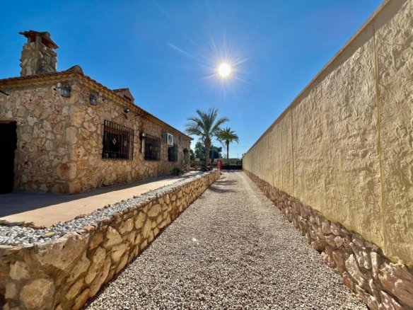 3 Bedroom 3 Bathroom Country House in Fortuna - Caza De Casa