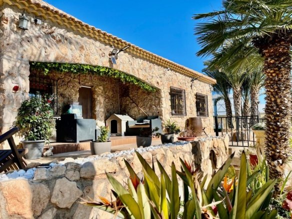 3 Bedroom 3 Bathroom Country House in Fortuna - Caza De Casa