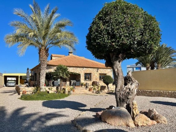 3 Bedroom 3 Bathroom Country House in Fortuna - Caza De Casa