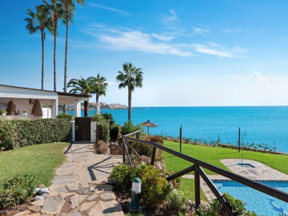 3 Bedroom 2 Bathroom Town House in New Golden Mile - Caza De Casa