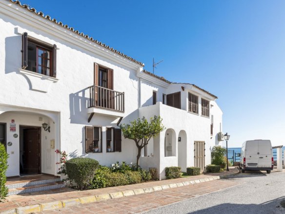 3 Bedroom 2 Bathroom Town House in New Golden Mile - Caza De Casa