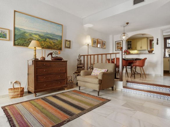 3 Bedroom 2 Bathroom Town House in New Golden Mile - Caza De Casa