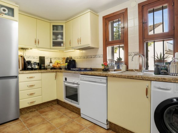 3 Bedroom 2 Bathroom Town House in New Golden Mile - Caza De Casa