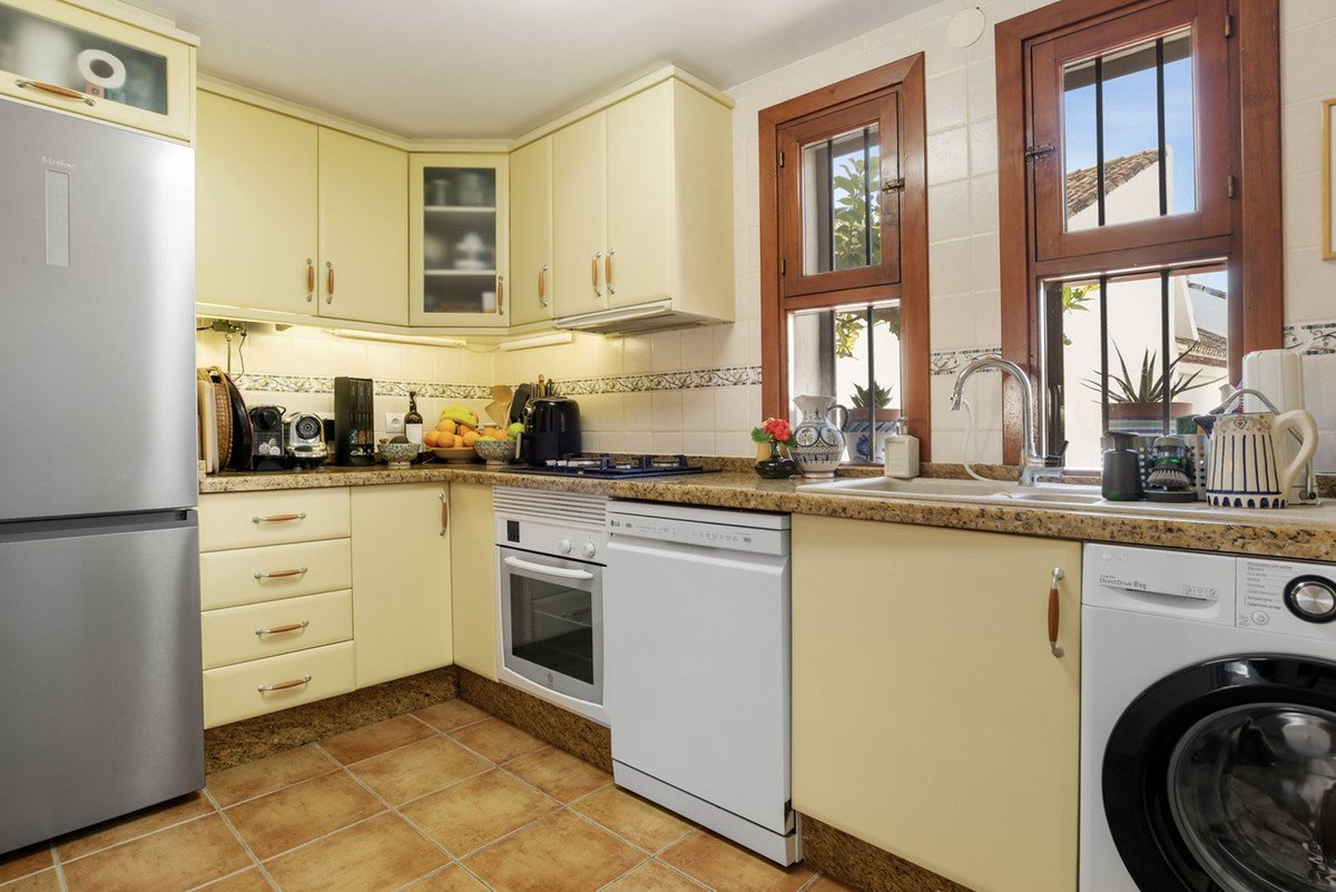 3 Bedroom 2 Bathroom Town House in New Golden Mile - Caza De Casa