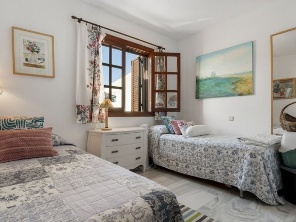 3 Bedroom 2 Bathroom Town House in New Golden Mile - Caza De Casa