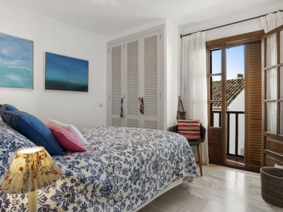 3 Bedroom 2 Bathroom Town House in New Golden Mile - Caza De Casa