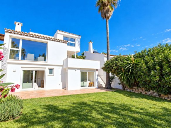 5 Bedroom 4 Bathroom Villa in Estepona - Caza De Casa