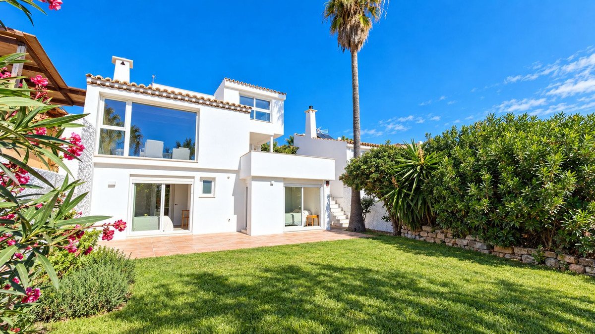 5 Bedroom 4 Bathroom Villa in Estepona - Caza De Casa