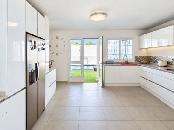 3 Bedroom 3 Bathroom Town House in Casares - Caza De Casa