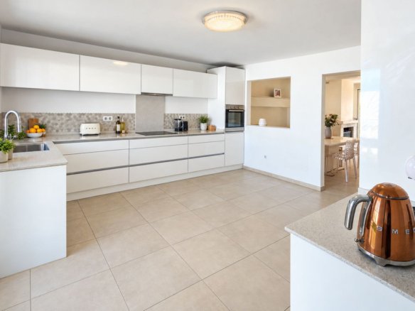 3 Bedroom 3 Bathroom Town House in Casares - Caza De Casa