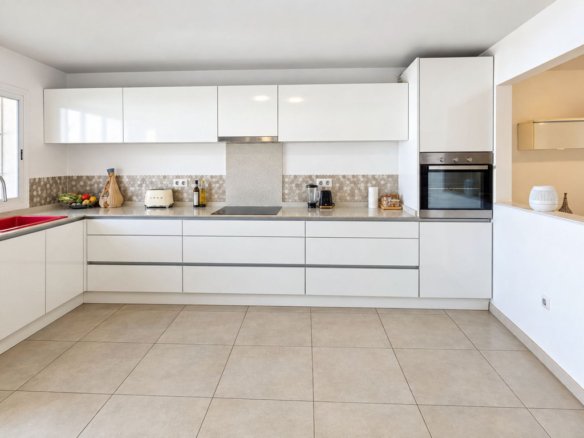 3 Bedroom 3 Bathroom Town House in Casares - Caza De Casa