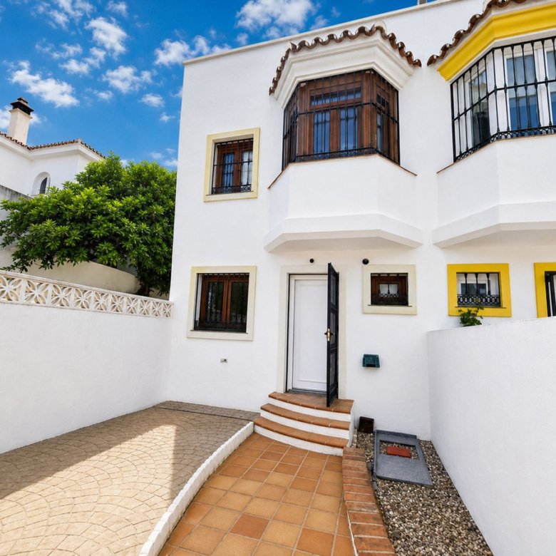 3 Bedroom 2 Bathroom Town House in La Duquesa - Caza De Casa