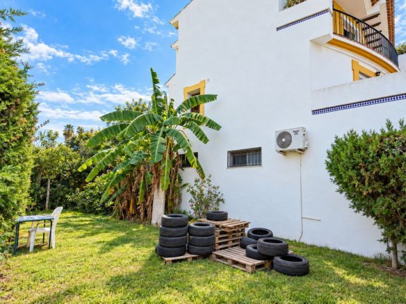 5 Bedroom 3 Bathroom Town House in Estepona - Caza De Casa