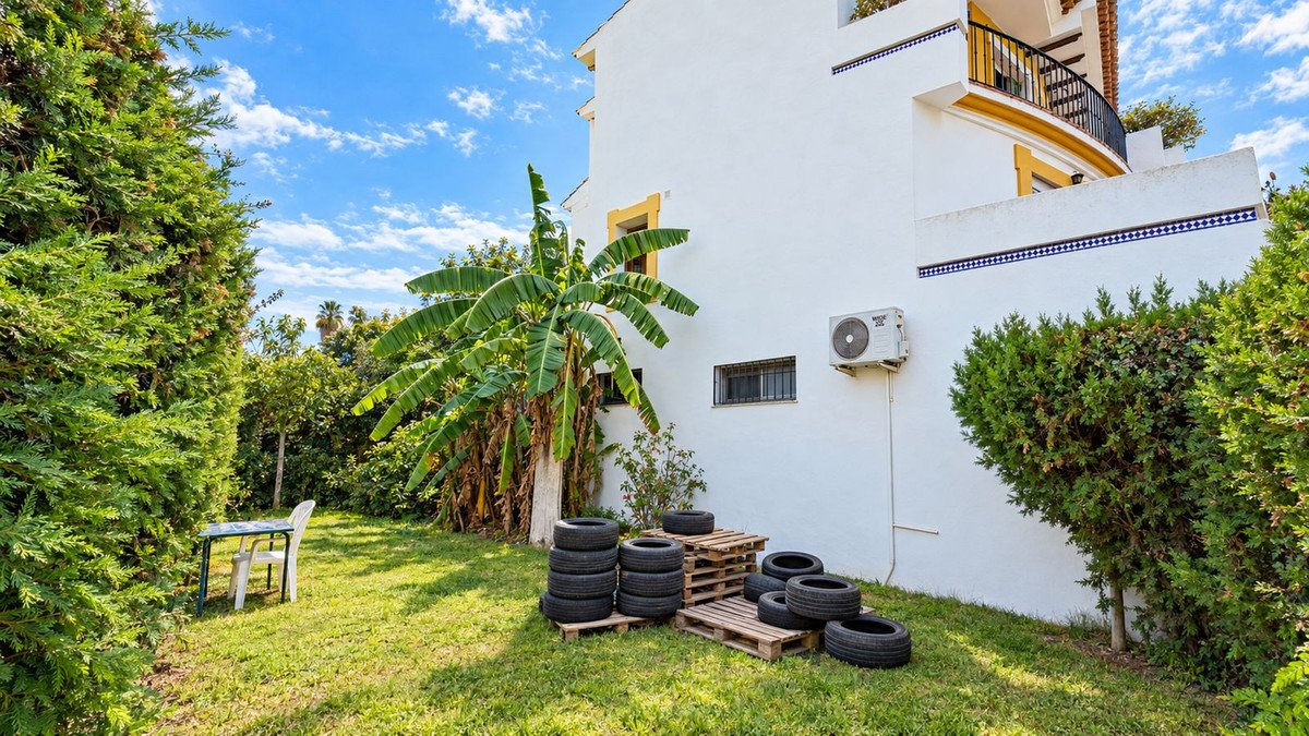 5 Bedroom 3 Bathroom Town House in Estepona - Caza De Casa