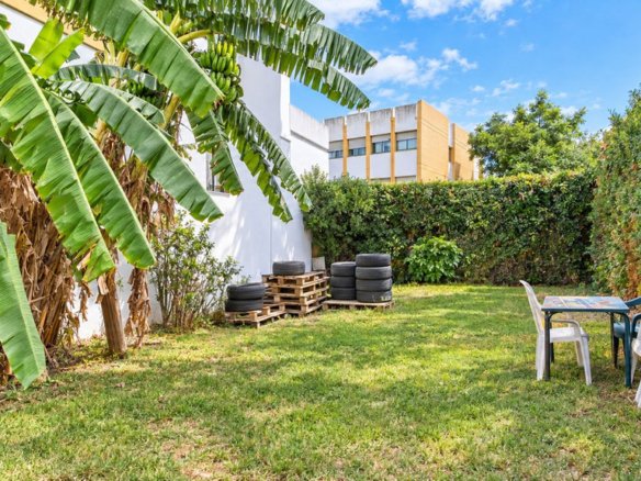 5 Bedroom 3 Bathroom Town House in Estepona - Caza De Casa