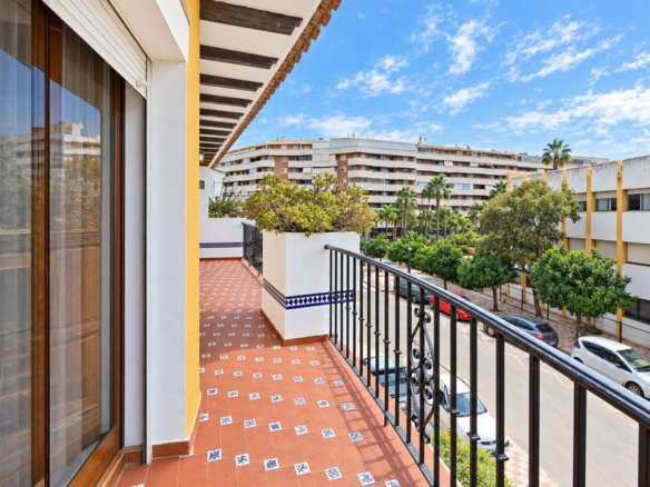 5 Bedroom 3 Bathroom Town House in Estepona - Caza De Casa