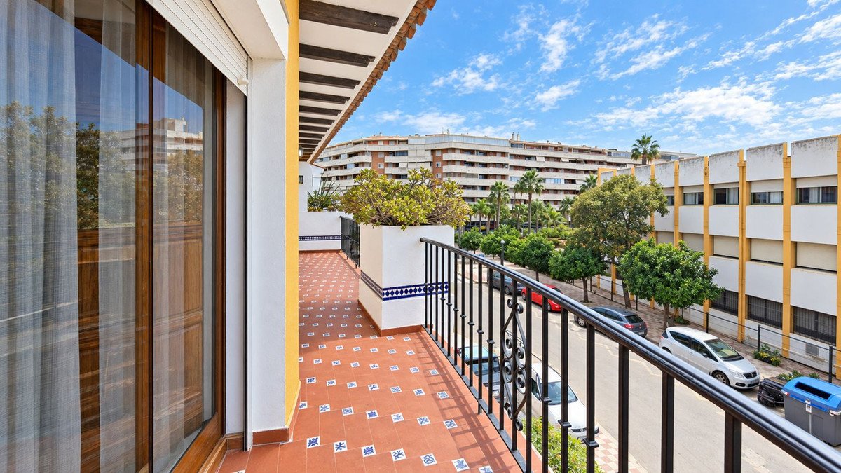 ShowFeedImage 5 Bedroom 3 Bathroom Town House in Estepona - Caza De Casa