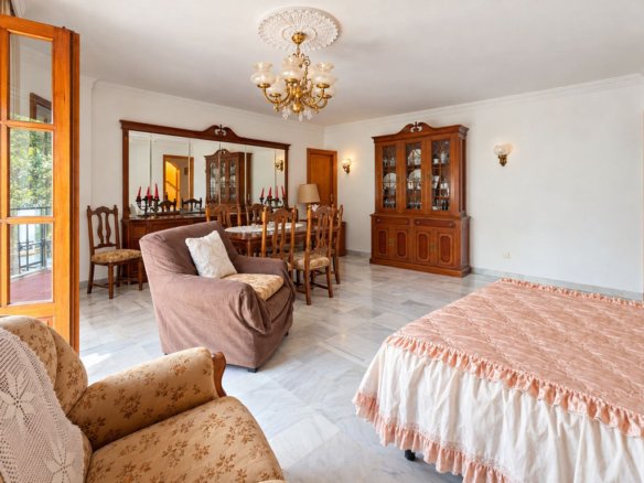 5 Bedroom 3 Bathroom Town House in Estepona - Caza De Casa