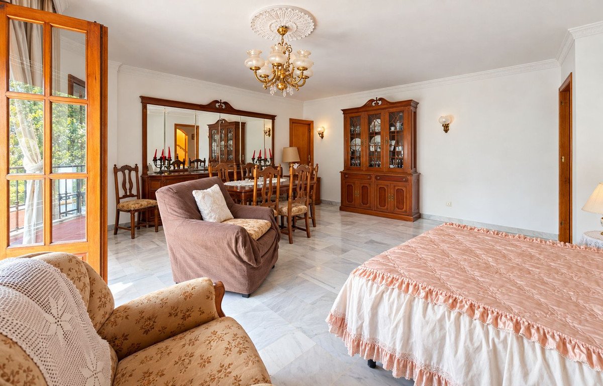 ShowFeedImage 5 Bedroom 3 Bathroom Town House in Estepona - Caza De Casa