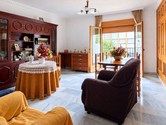 5 Bedroom 3 Bathroom Town House in Estepona - Caza De Casa