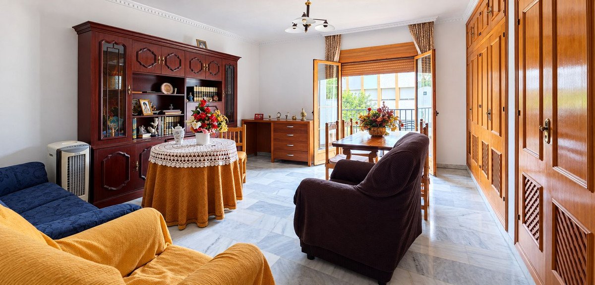 ShowFeedImage 5 Bedroom 3 Bathroom Town House in Estepona - Caza De Casa