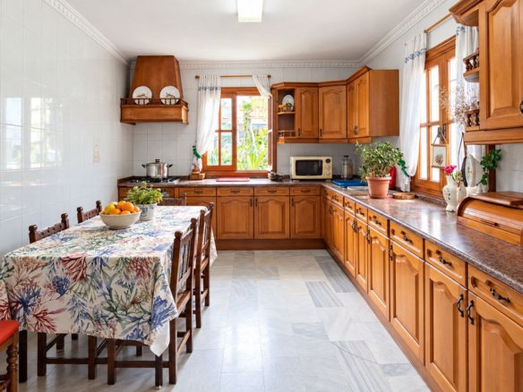 5 Bedroom 3 Bathroom Town House in Estepona - Caza De Casa