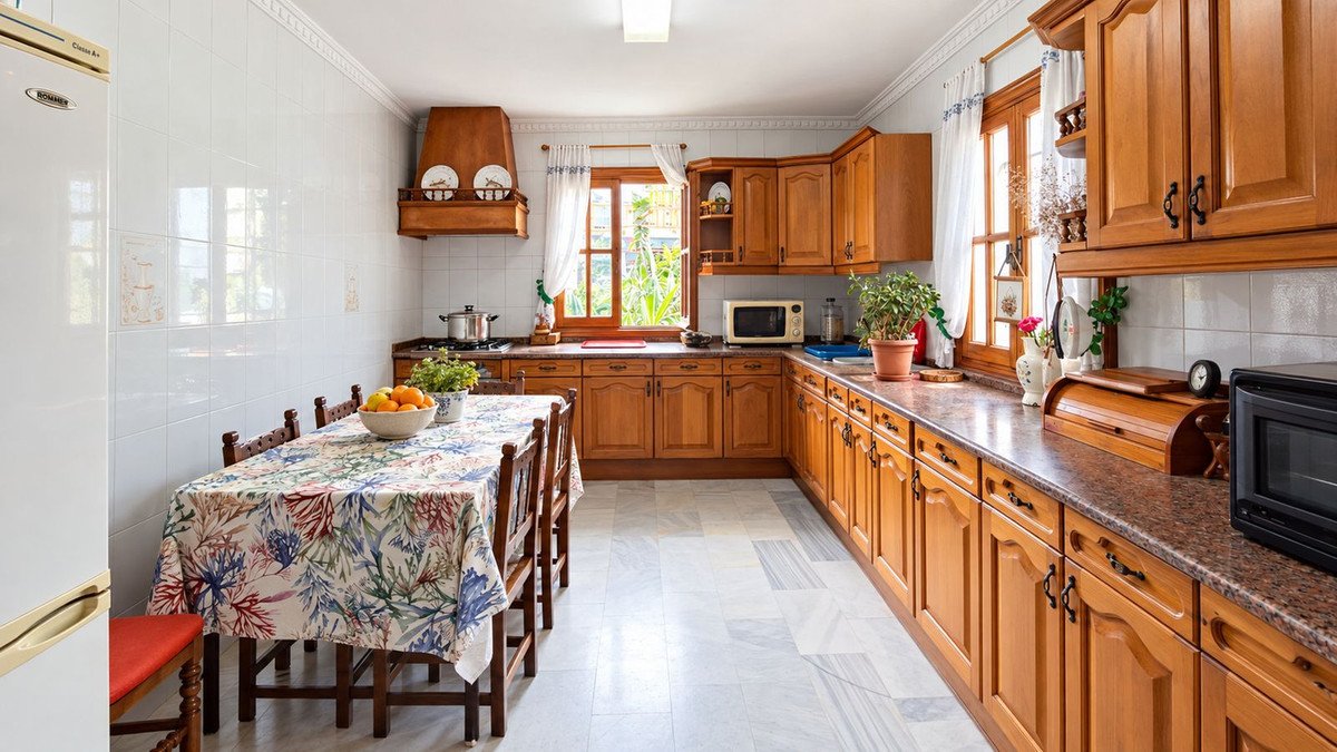 ShowFeedImage 5 Bedroom 3 Bathroom Town House in Estepona - Caza De Casa