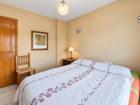 5 Bedroom 3 Bathroom Town House in Estepona - Caza De Casa