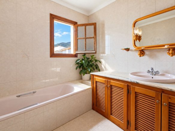 5 Bedroom 3 Bathroom Town House in Estepona - Caza De Casa