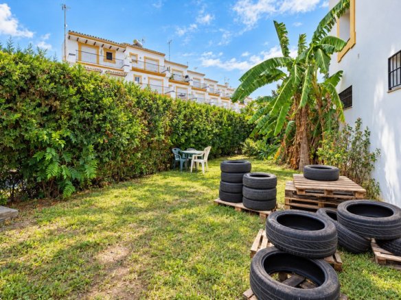5 Bedroom 3 Bathroom Town House in Estepona - Caza De Casa