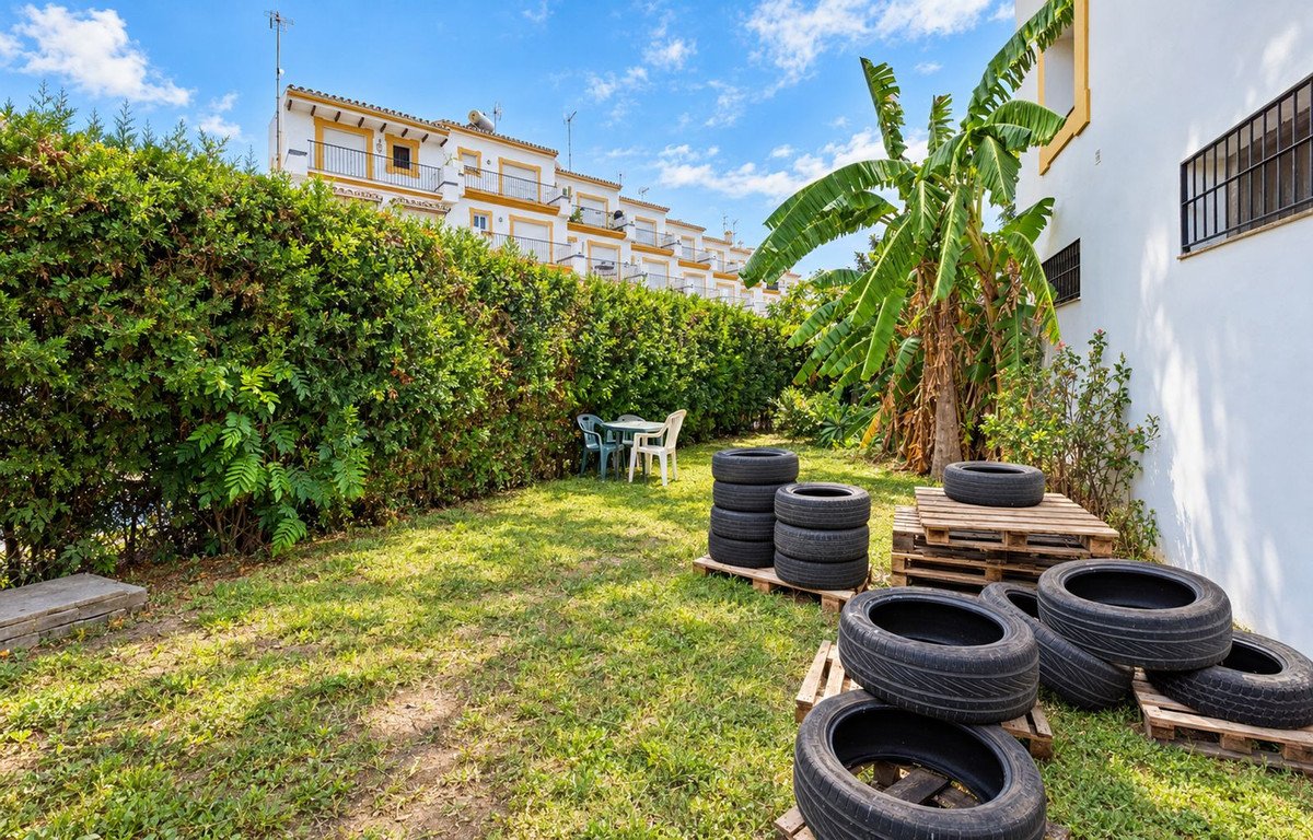 ShowFeedImage 5 Bedroom 3 Bathroom Town House in Estepona - Caza De Casa