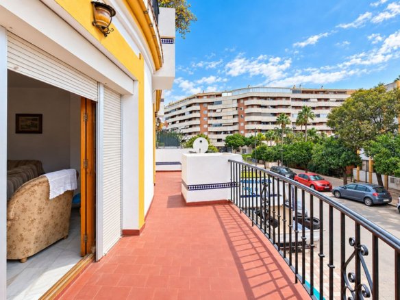 5 Bedroom 3 Bathroom Town House in Estepona - Caza De Casa