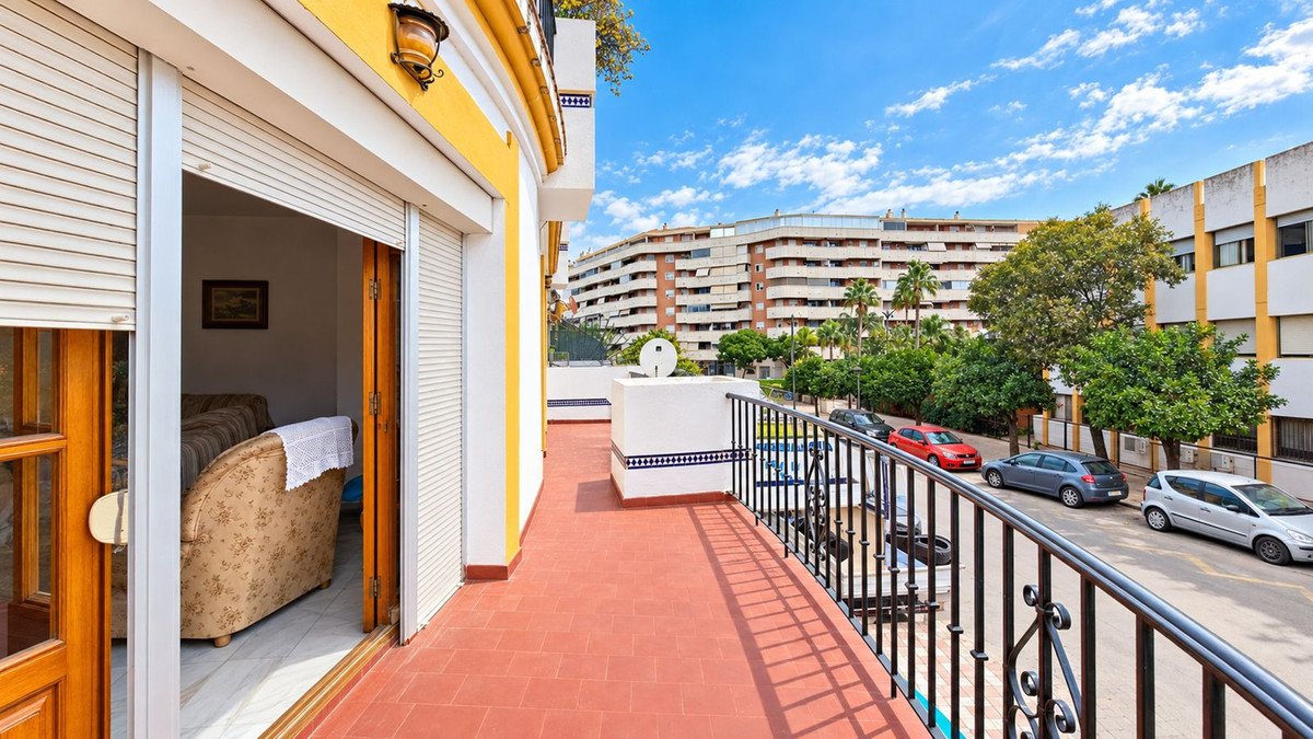 ShowFeedImage 5 Bedroom 3 Bathroom Town House in Estepona - Caza De Casa