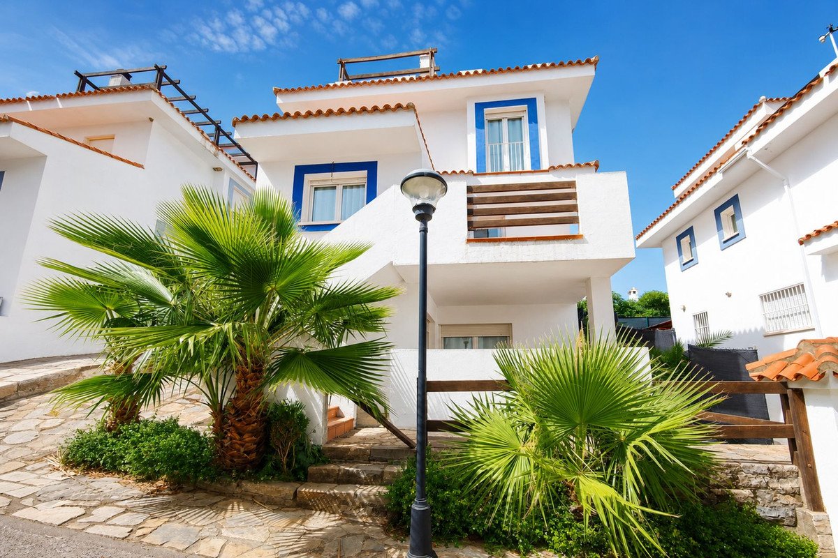 ShowFeedImage 6 Bedroom 4 Bathroom Villa in Manilva - Caza De Casa